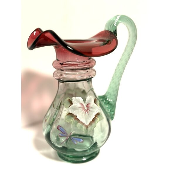 Fenton Rubina Verde Pitcher Vase Dragonfly Hand painted Signed By Hayhurst 6” - Picture 7 of 9